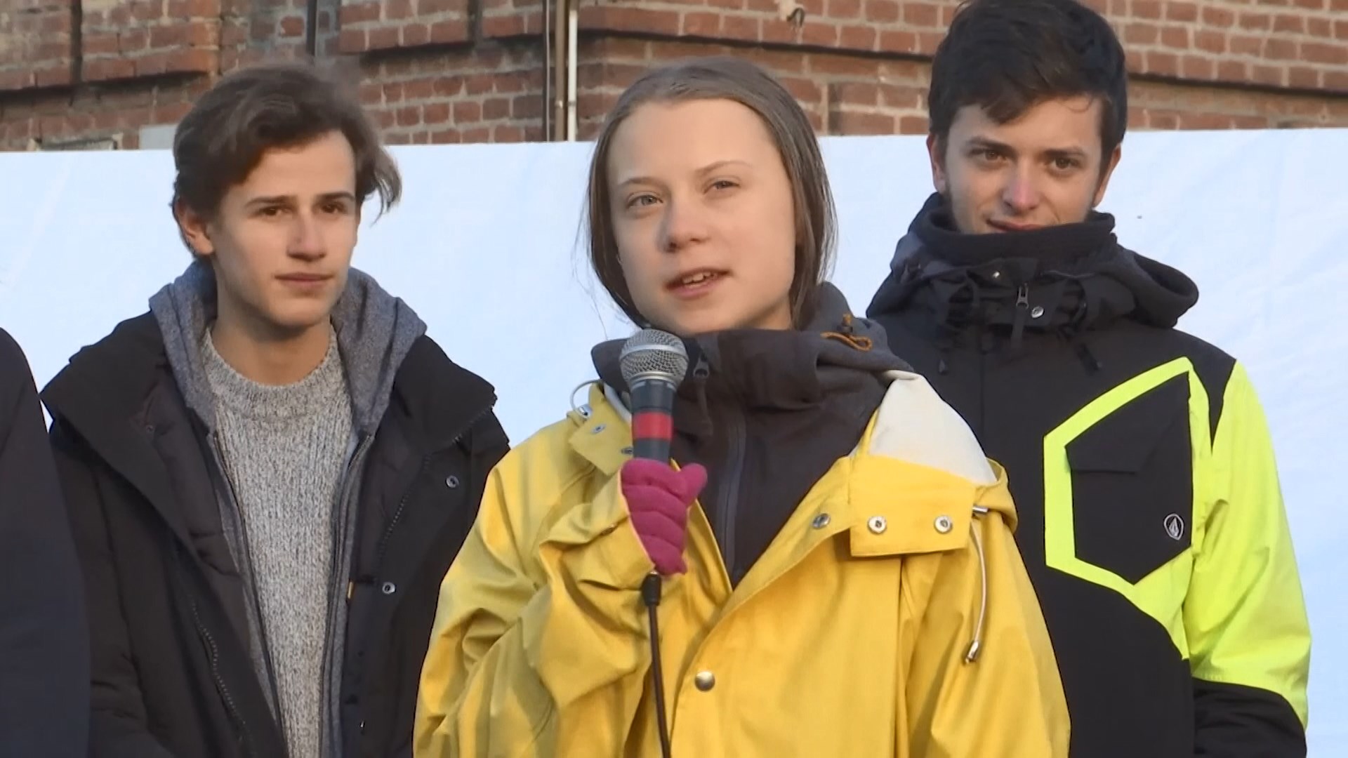 【環球薈報】瑞典環保少女乘火車坐地照片引發爭議