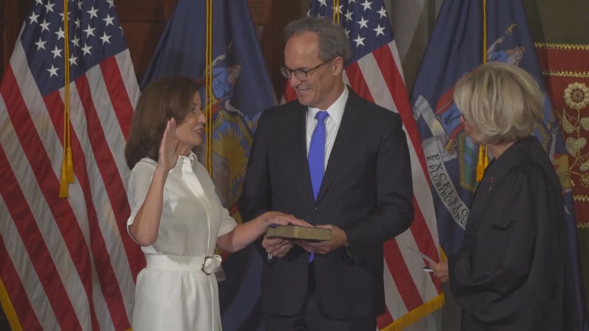 【環球薈報】霍赫爾成為紐約州首位女性州長 