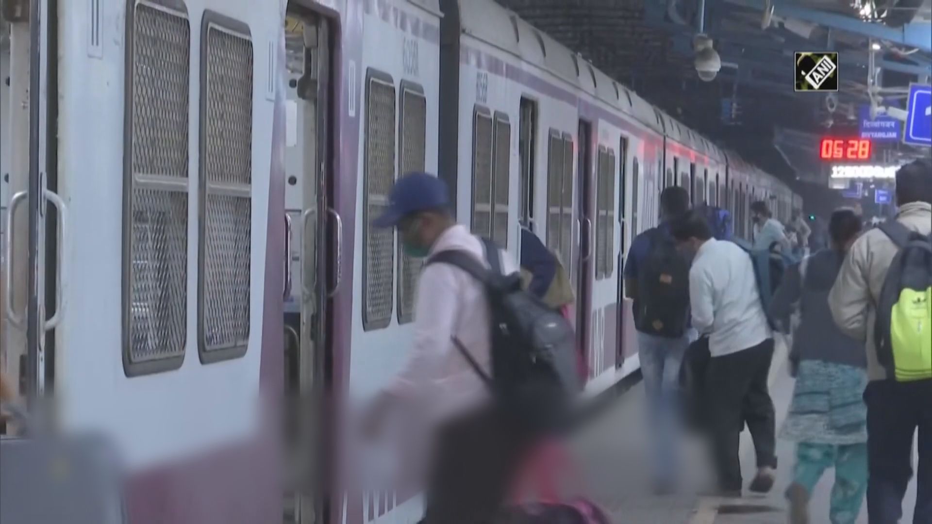 【環球薈報】孟買鐵路服務相隔十個月再准一般民眾使用