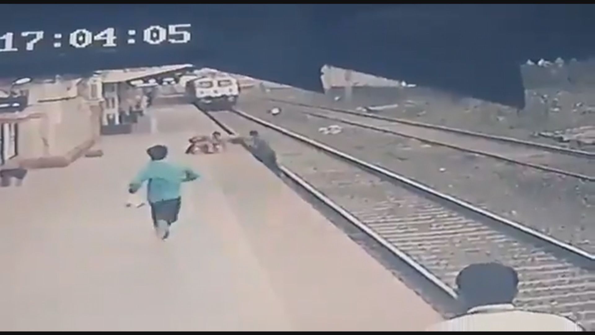 【環球薈報】印度車站工人驚險救墮軌小童獲鐵路部嘉許