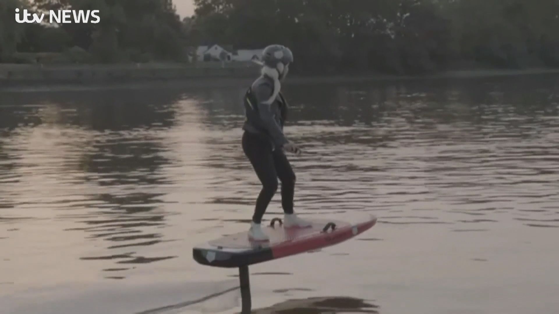 【環球薈報】滑雪運動員踏上「飛行滑板」穿梭泰晤士河