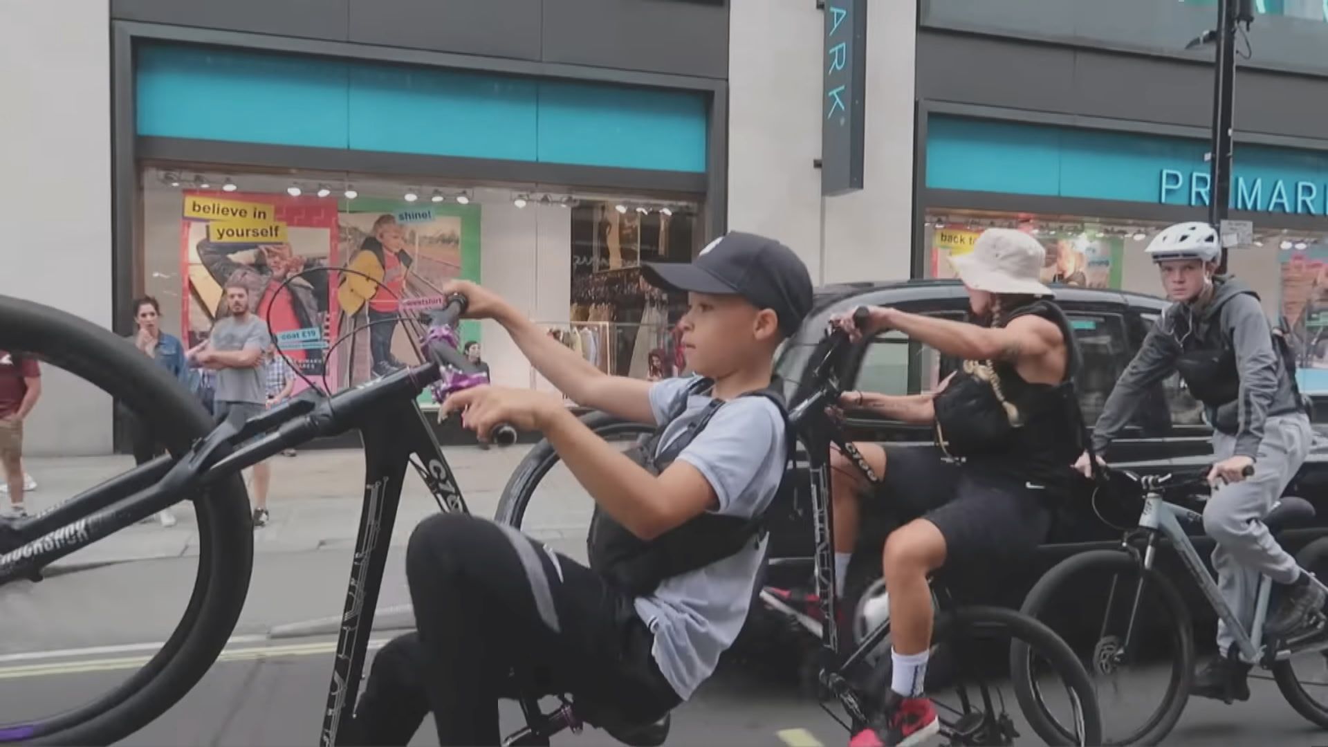 【環球薈報】英國青年集體踏單車反刀械犯罪惹爭議