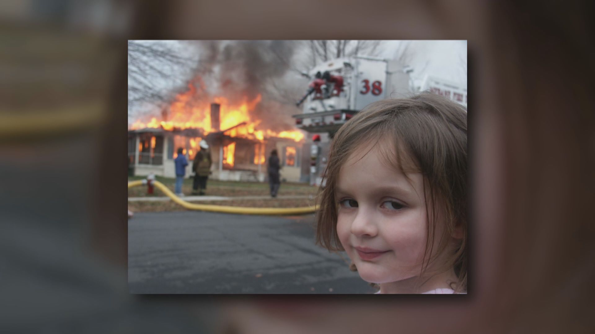 【環球薈報】迷因圖「災難女童」原圖拍賣　近50萬美元成交