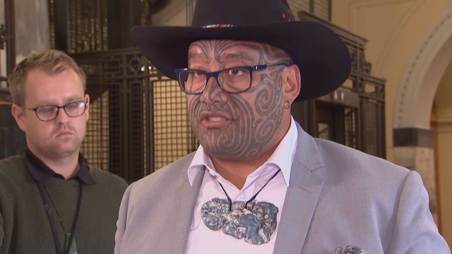 【環球薈報】毛利族議員領帶被指不符規定被逐出議事廳