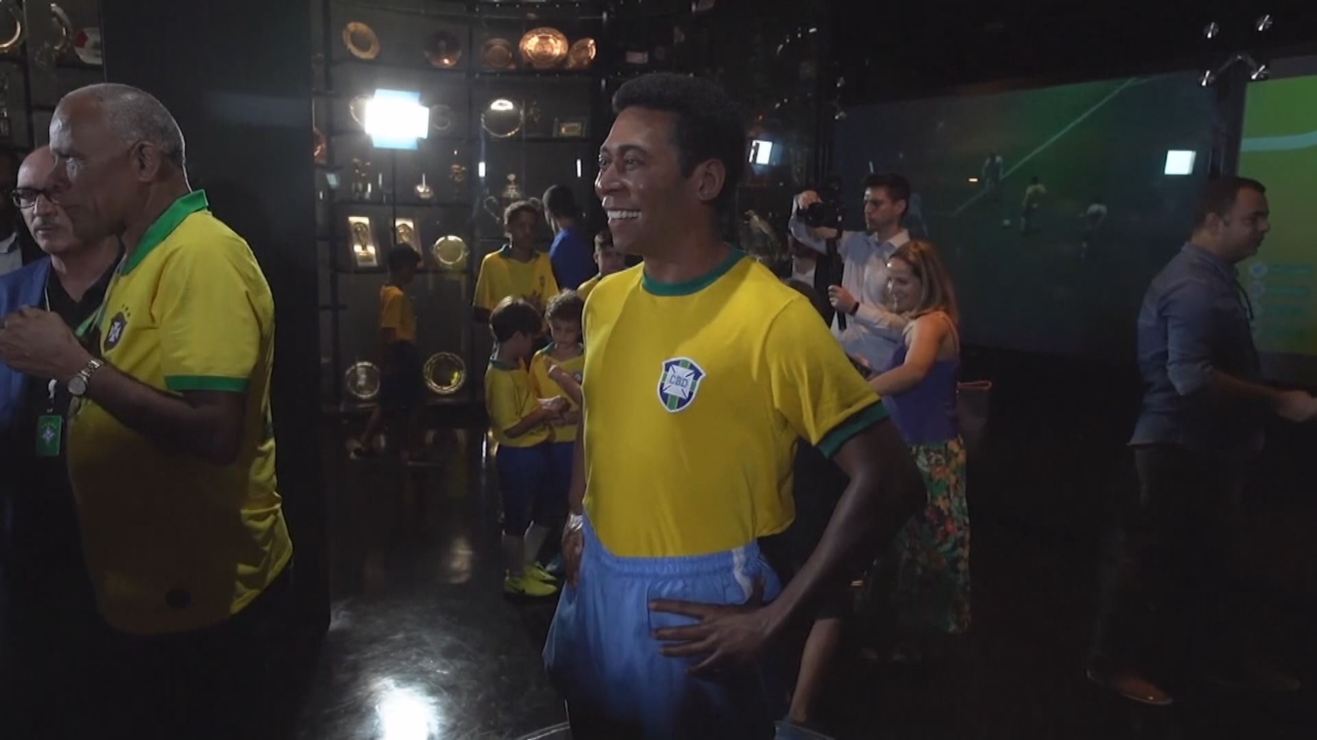 【環球薈報】球王比利雕像揭幕　慶奪世界盃周年紀念