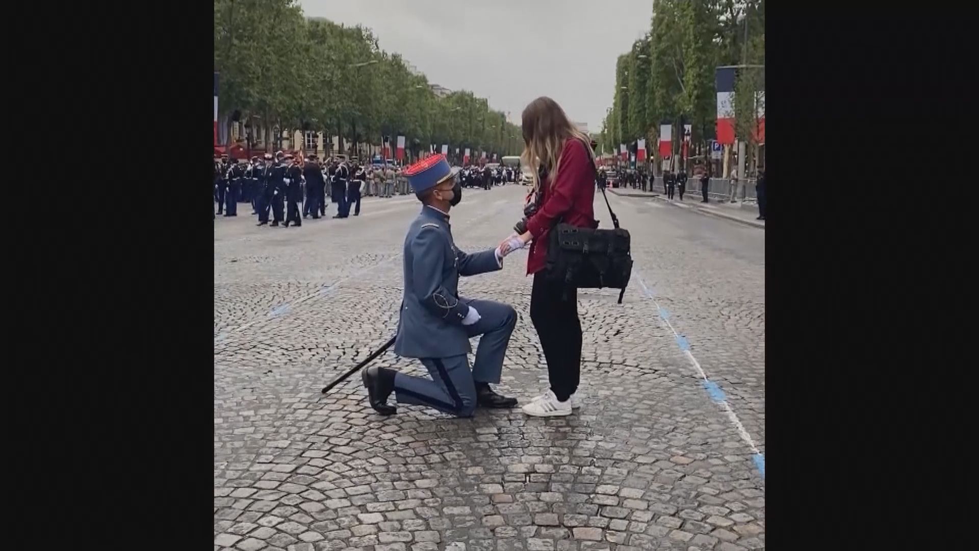 【環球薈報】法國士兵國慶閱兵前成功向女友求婚