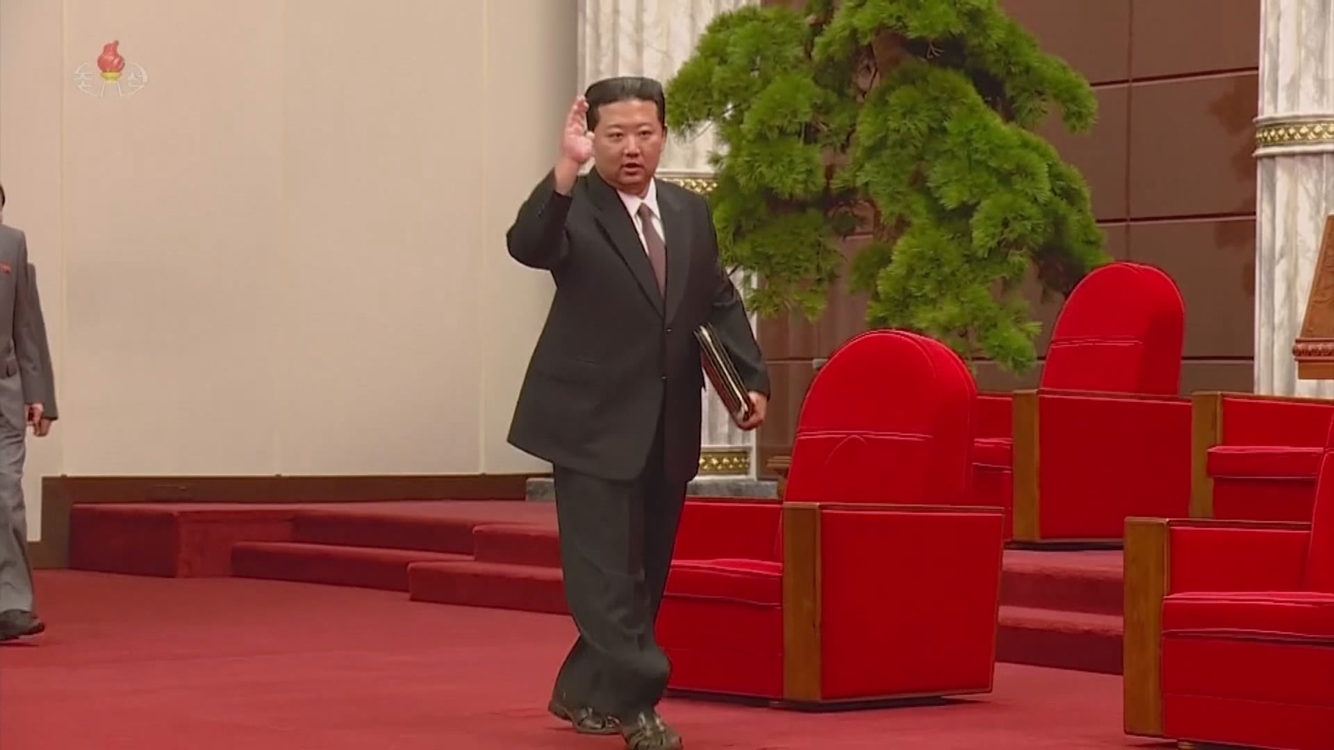 【環球薈報】金正恩穿涼鞋搭配西裝引起關注