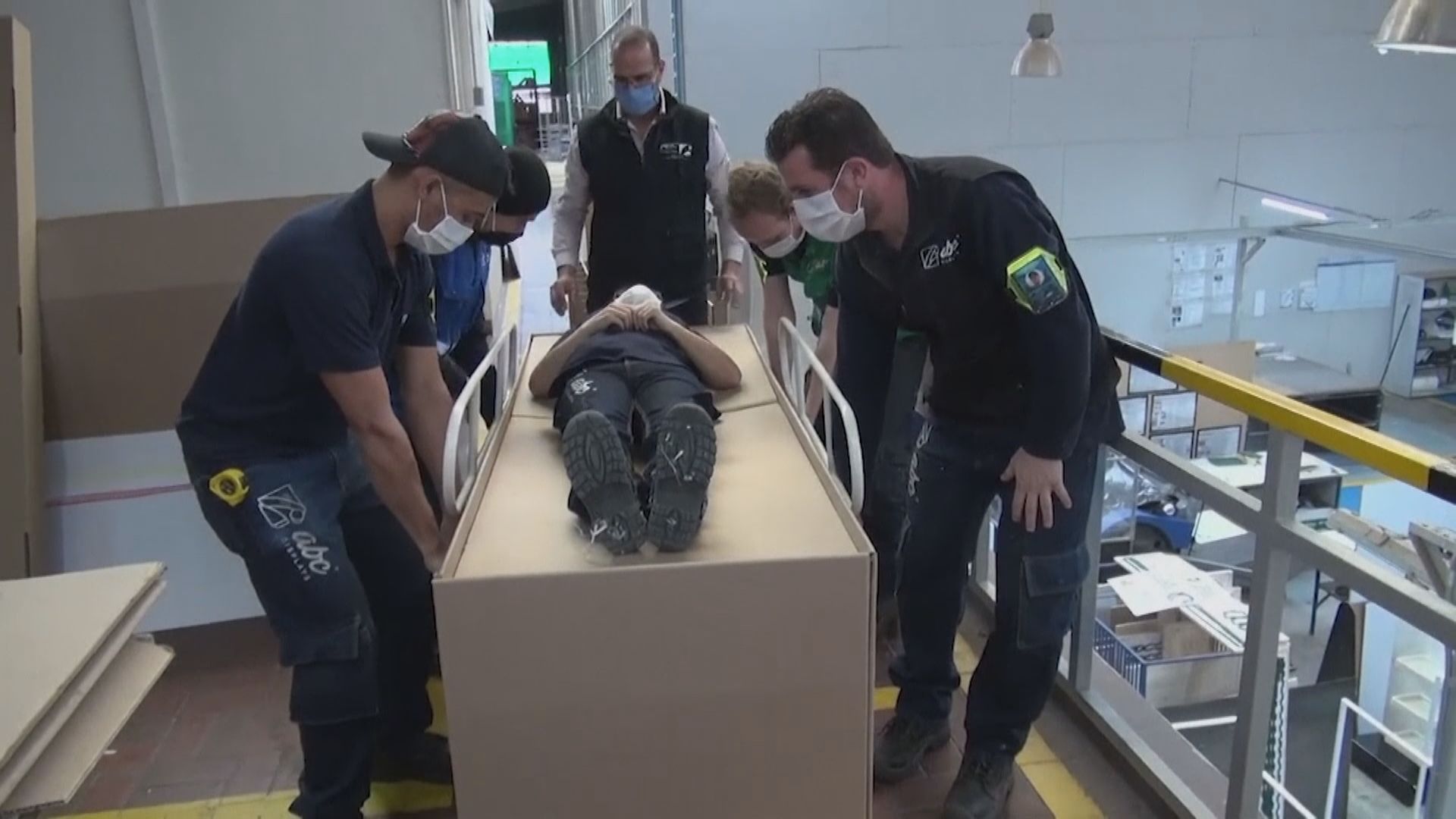 【環球薈報】哥倫比亞公司製作紙板病床可兼用作棺材