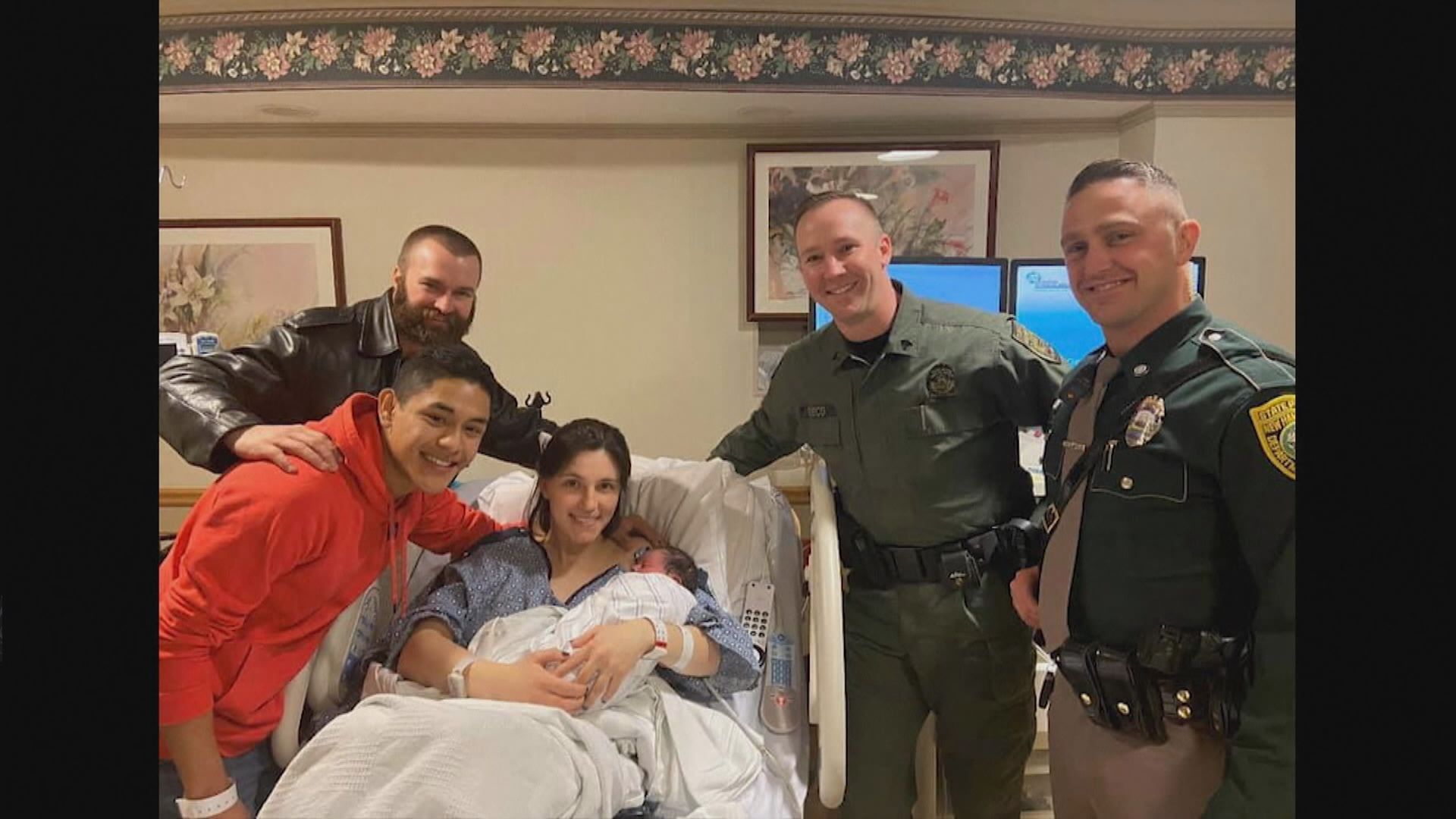 【環球薈報】美國三名警察聖誕節在公路上幫助孕婦接生