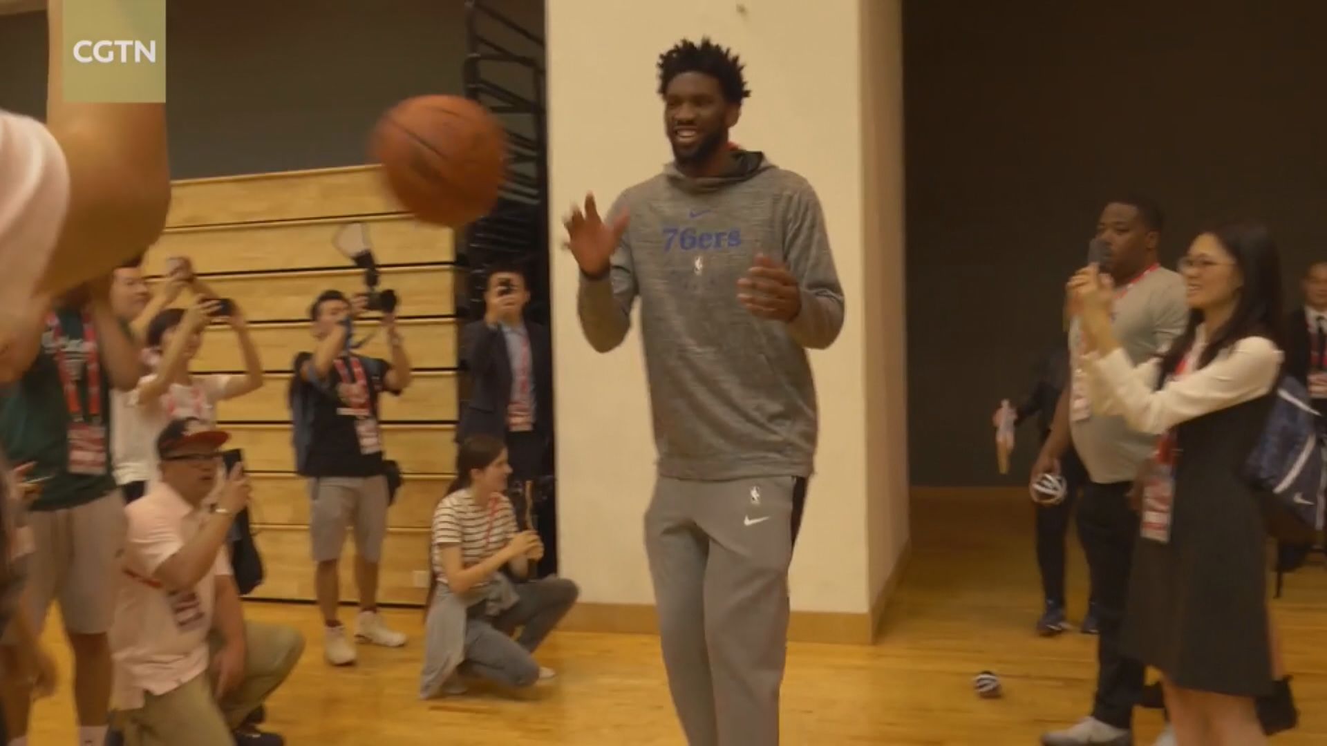 【環球薈報】NBA籲球員勿與球迷擊掌