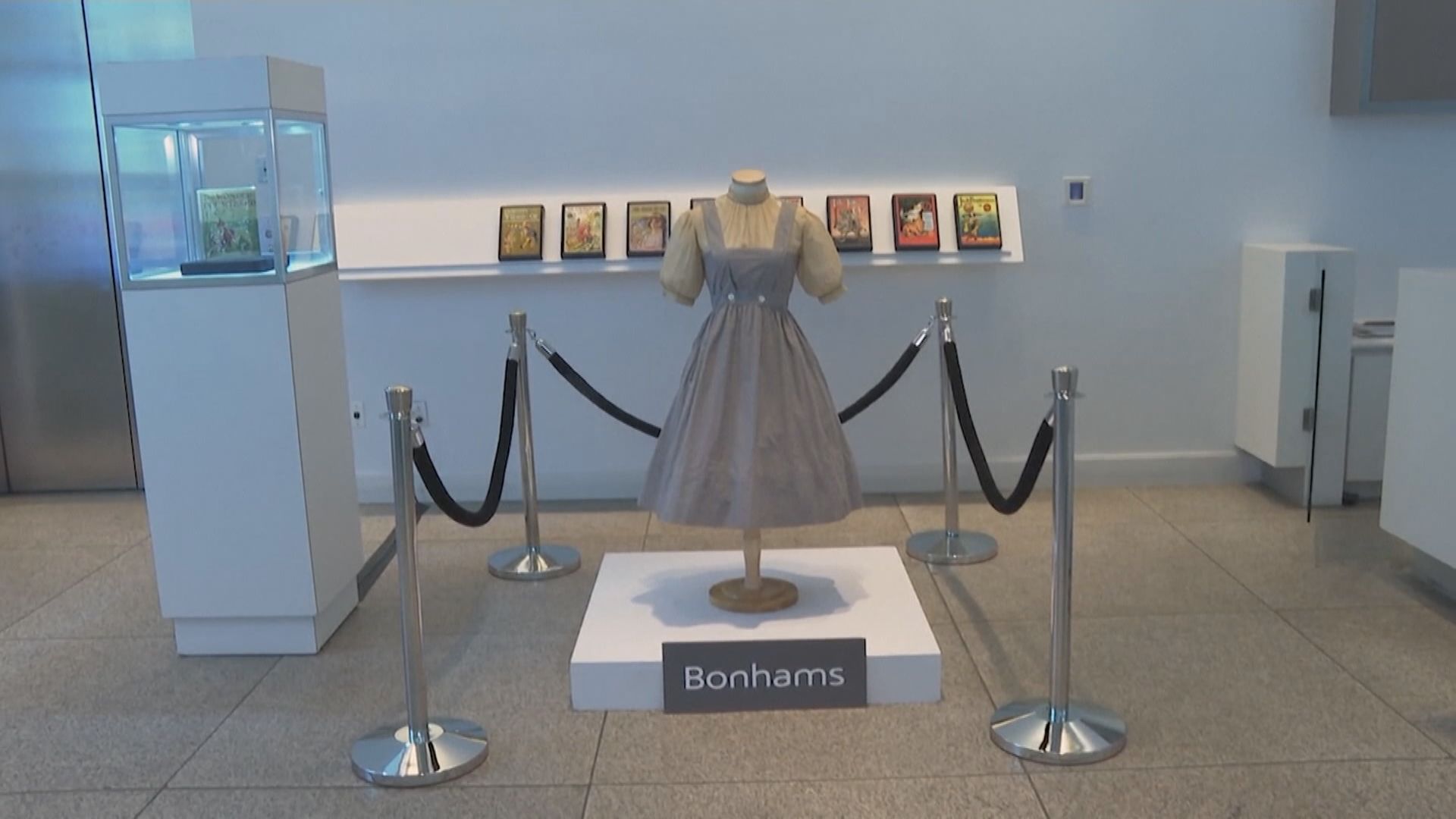 【環球薈報】擁有權出現爭議　《綠野仙蹤》主角戲服拍賣叫停