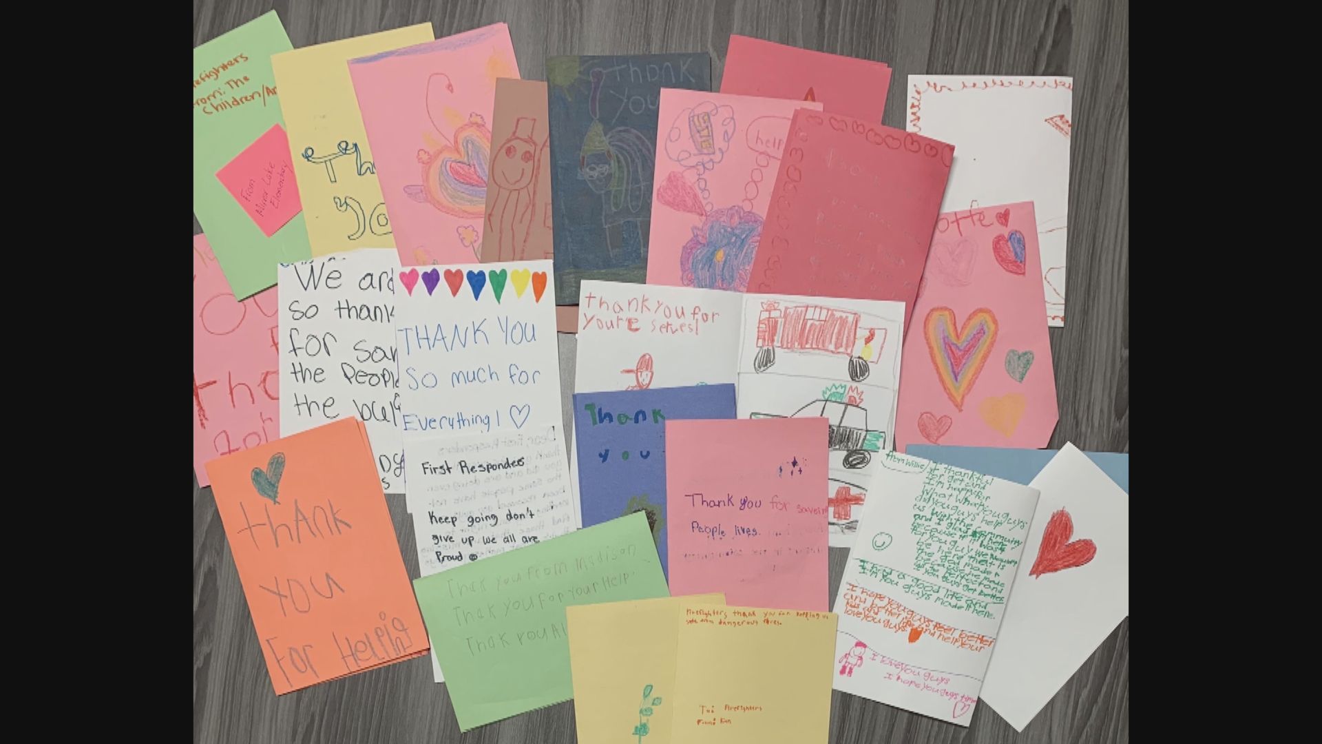 【環球薈報】美國小朋友寫心意卡為佛州塌樓事故救援人員打氣