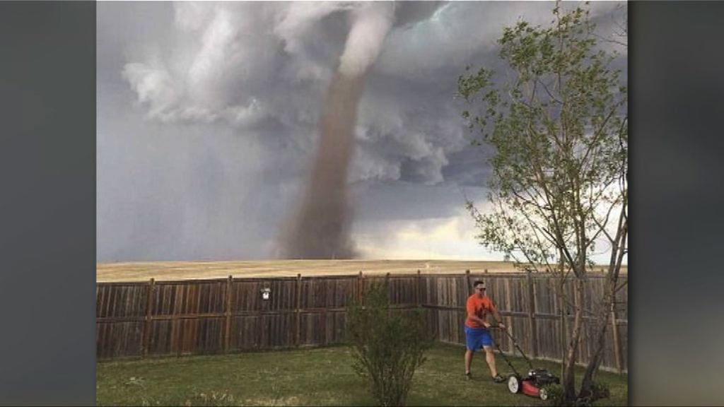 【環球薈報】男子無懼龍捲風來襲繼續剷草