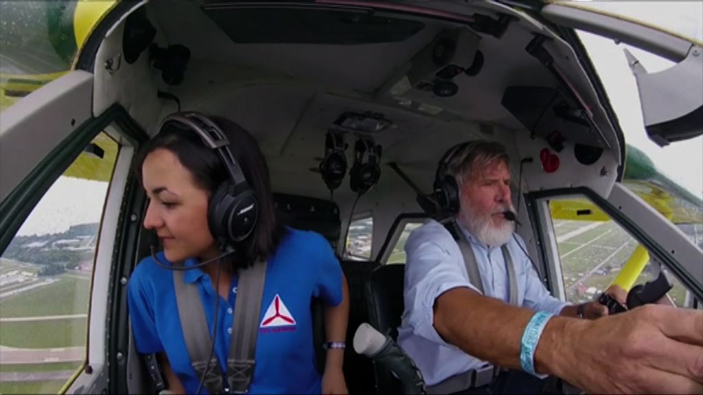 【環球薈報】夏里遜福駕飛機降滑行道險釀意外