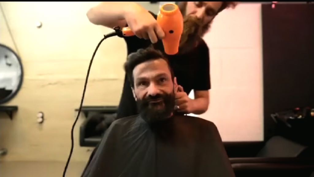 【環球薈報】西班牙髮型屋義剪流浪漢現新希望