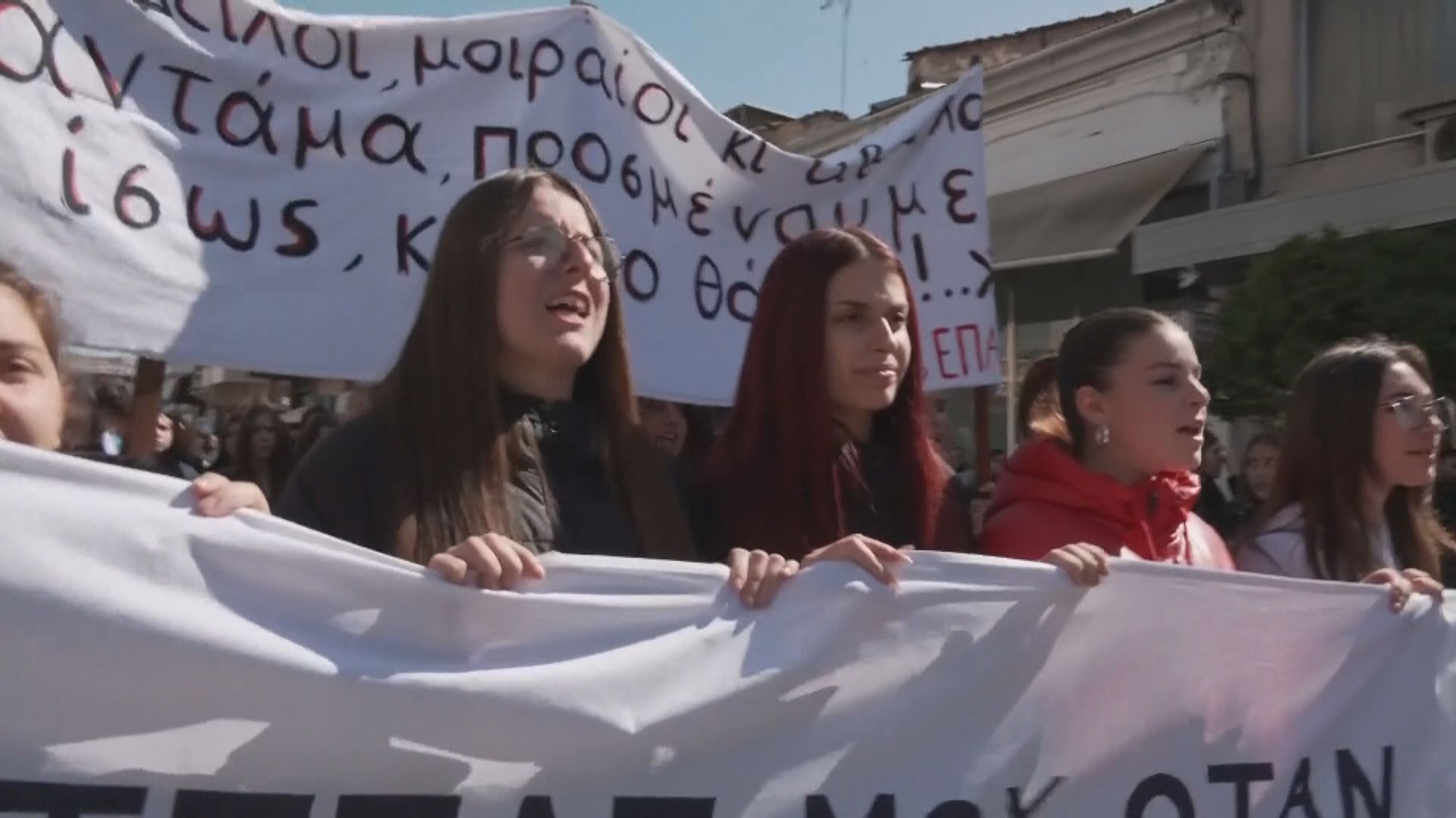 希臘列車相撞事故觸發連串示威　涉事火車站長曾指示列車司機「不用理會紅燈」