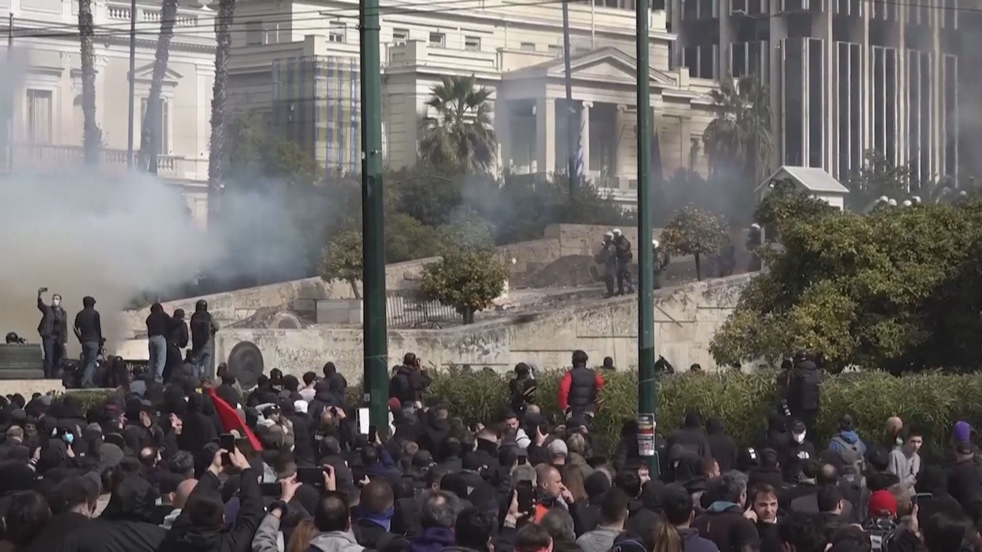 希臘火車相撞事件兩周年　雅典示威爆發激烈衝突