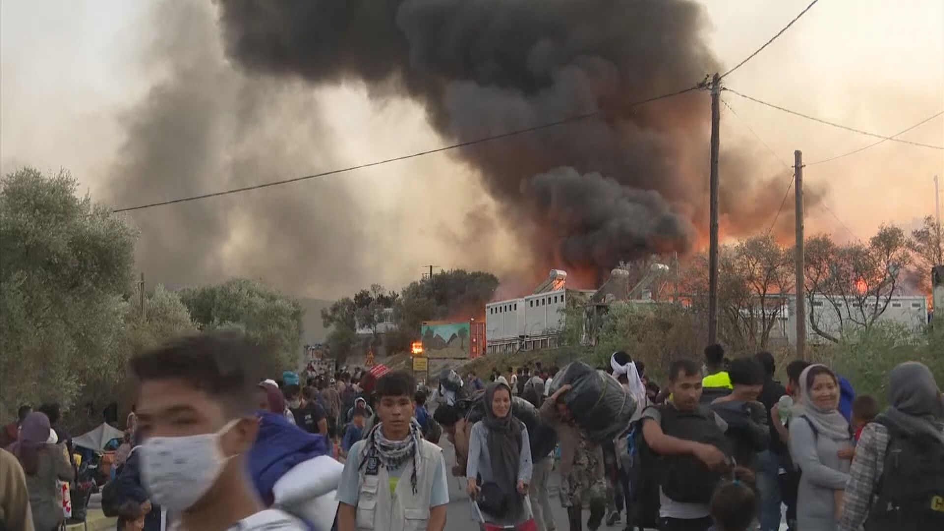 希臘難民營大火　數以千人無處容身