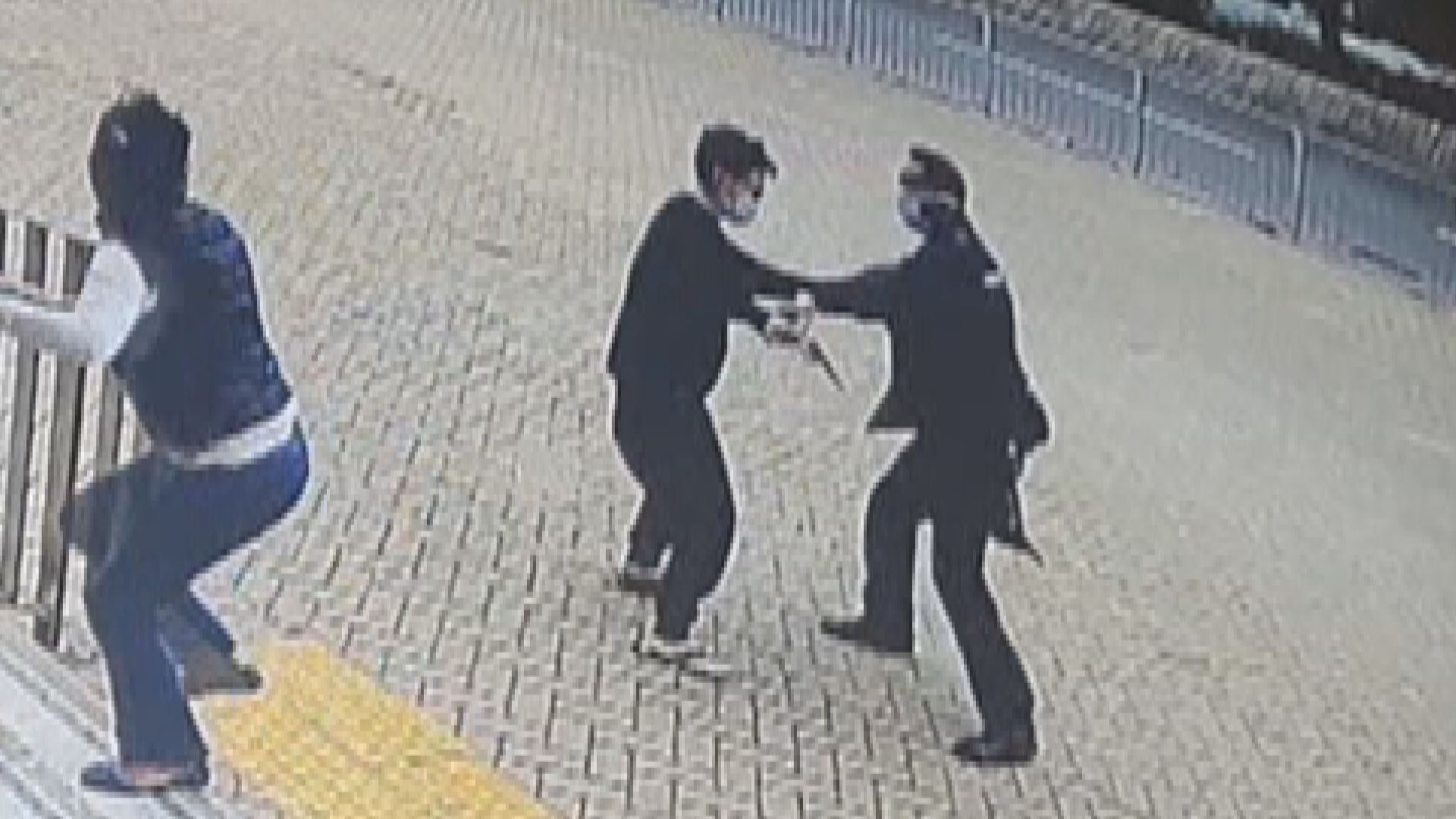 一名女子東涌警署外搶走男警佩槍被捕