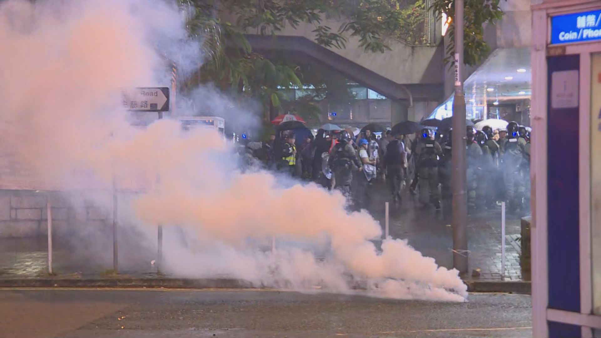 大埔疑有人開槍後大批人群聚集　防暴警放催淚彈
