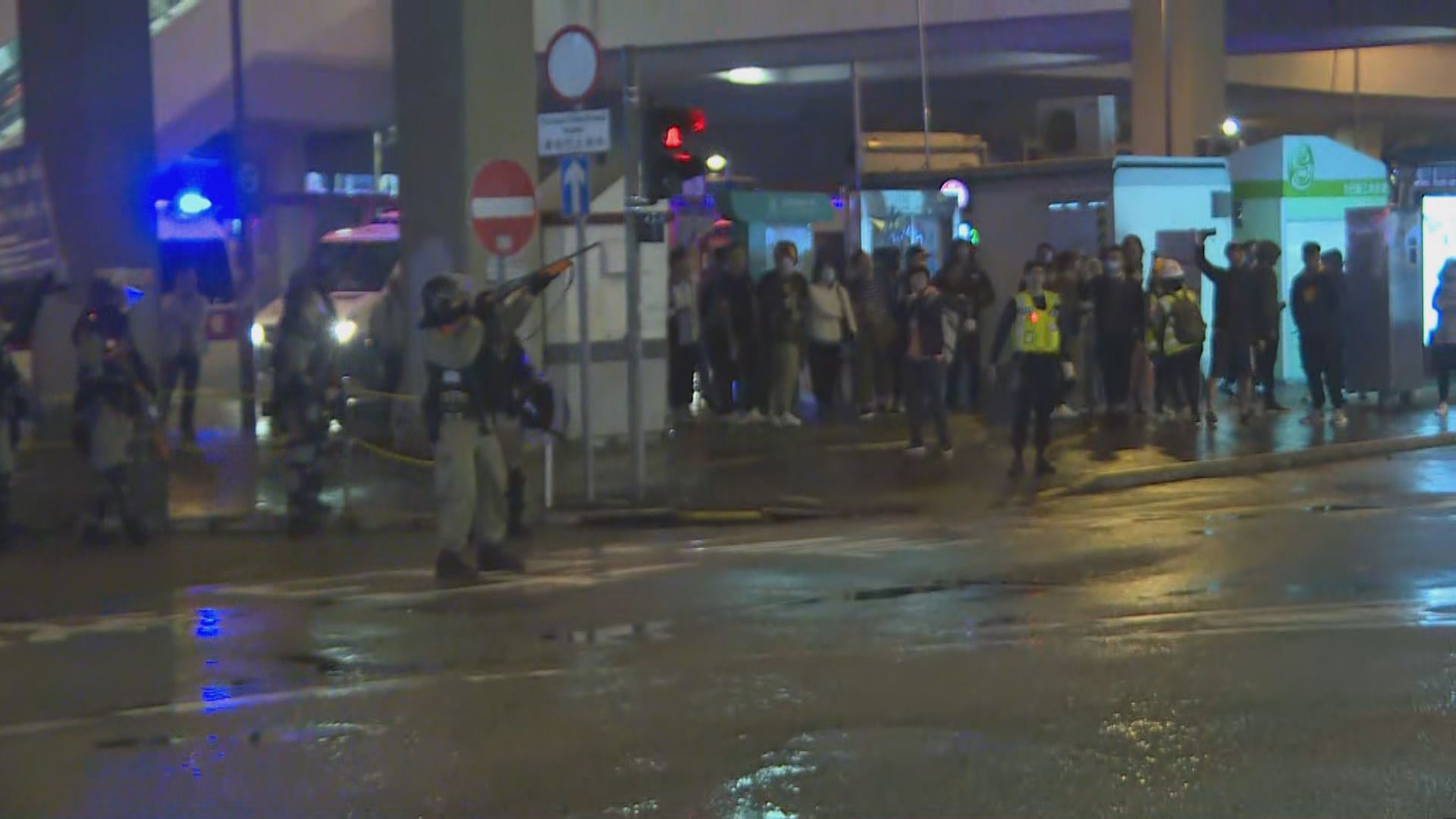 大埔晚上有人開槍　警舉黑旗施放催淚彈驅散人群