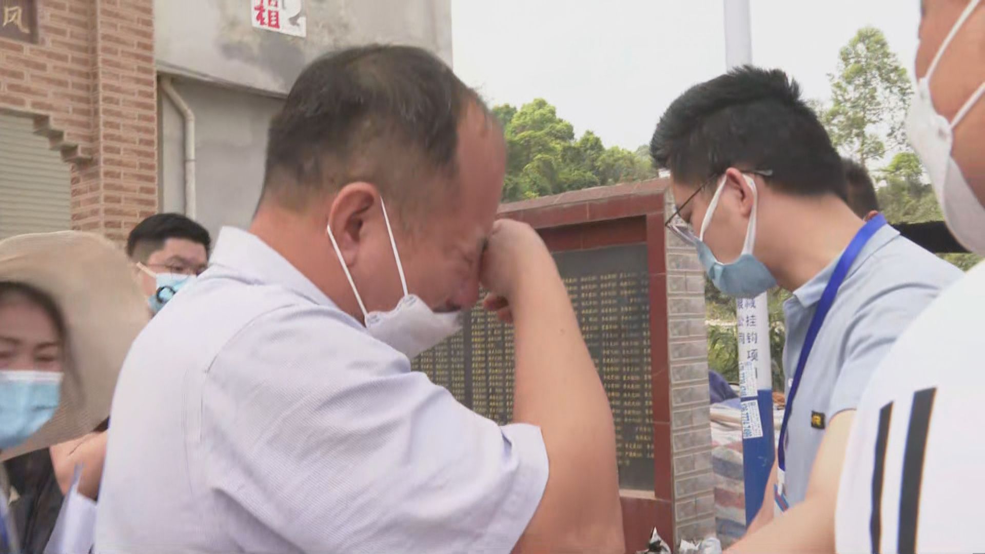 東航墜機事故　家屬趕到出事地點打探親人消息