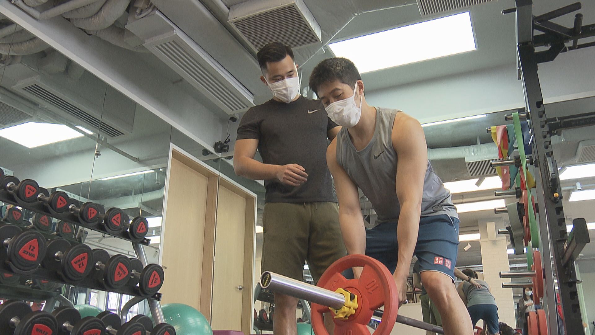 消息︰凌晨起健身中心內所有人必須戴口罩