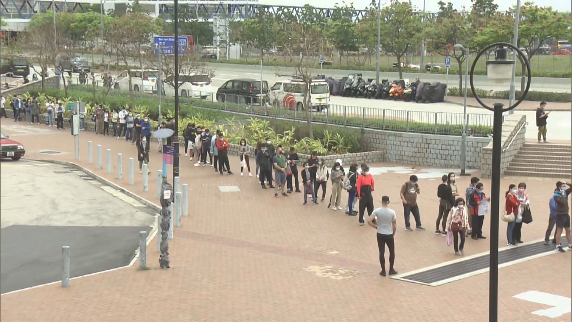 中環流動採樣車排長龍　健身中心顧客做檢測盼求安心