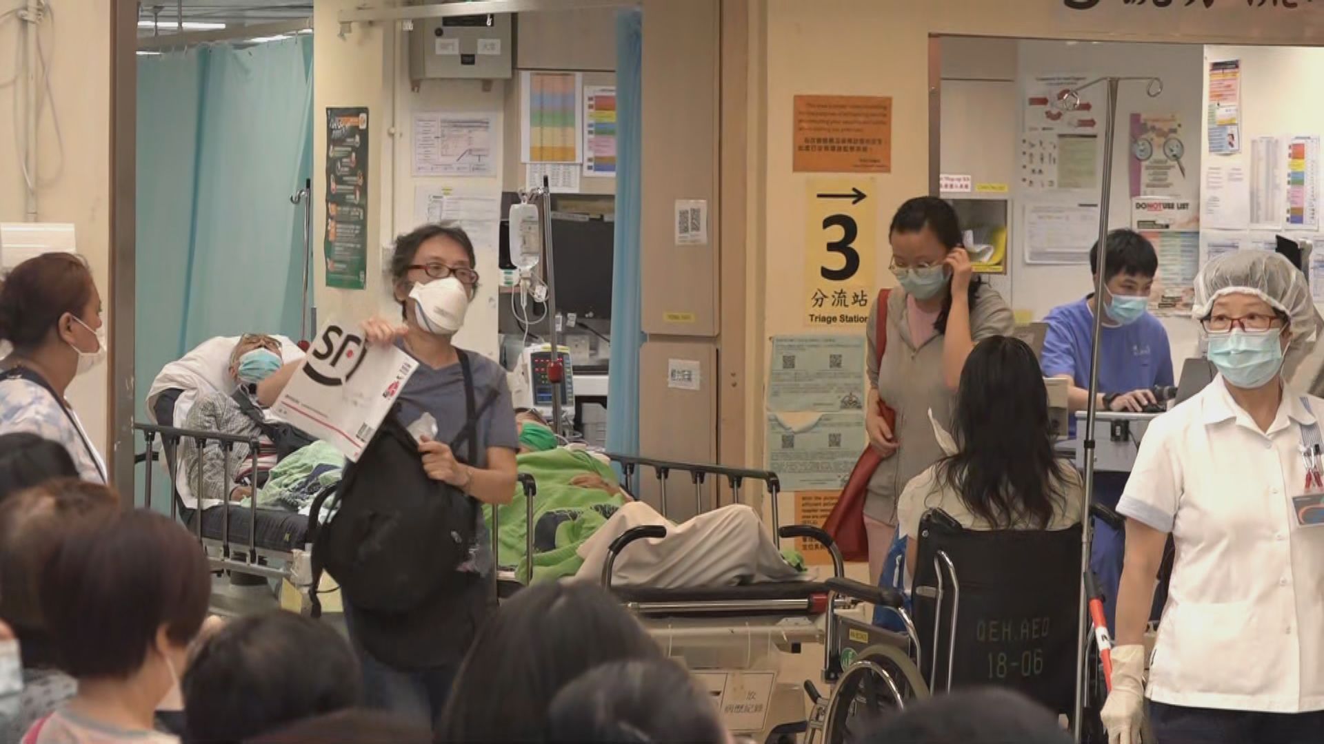 伊利沙伯急症室輪候區放置了不少病床