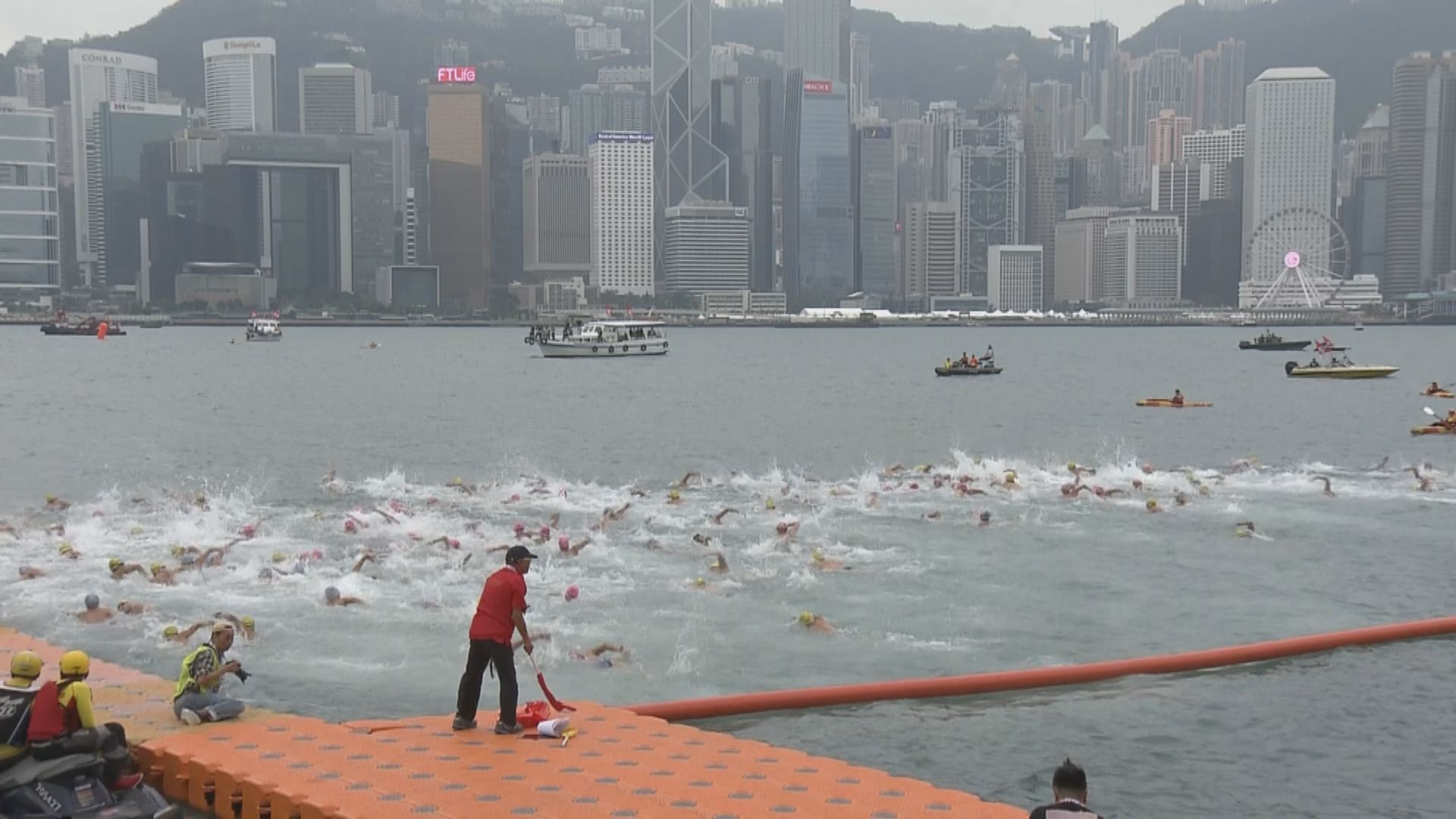 維港渡海泳有三千三百人參賽