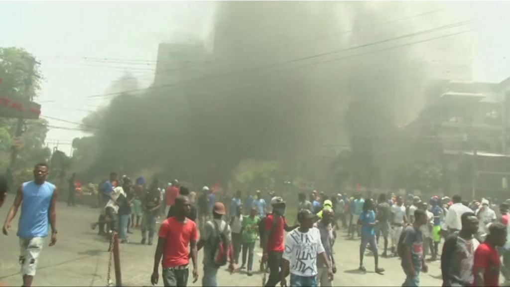 海地大規模示威抗議燃料加價 