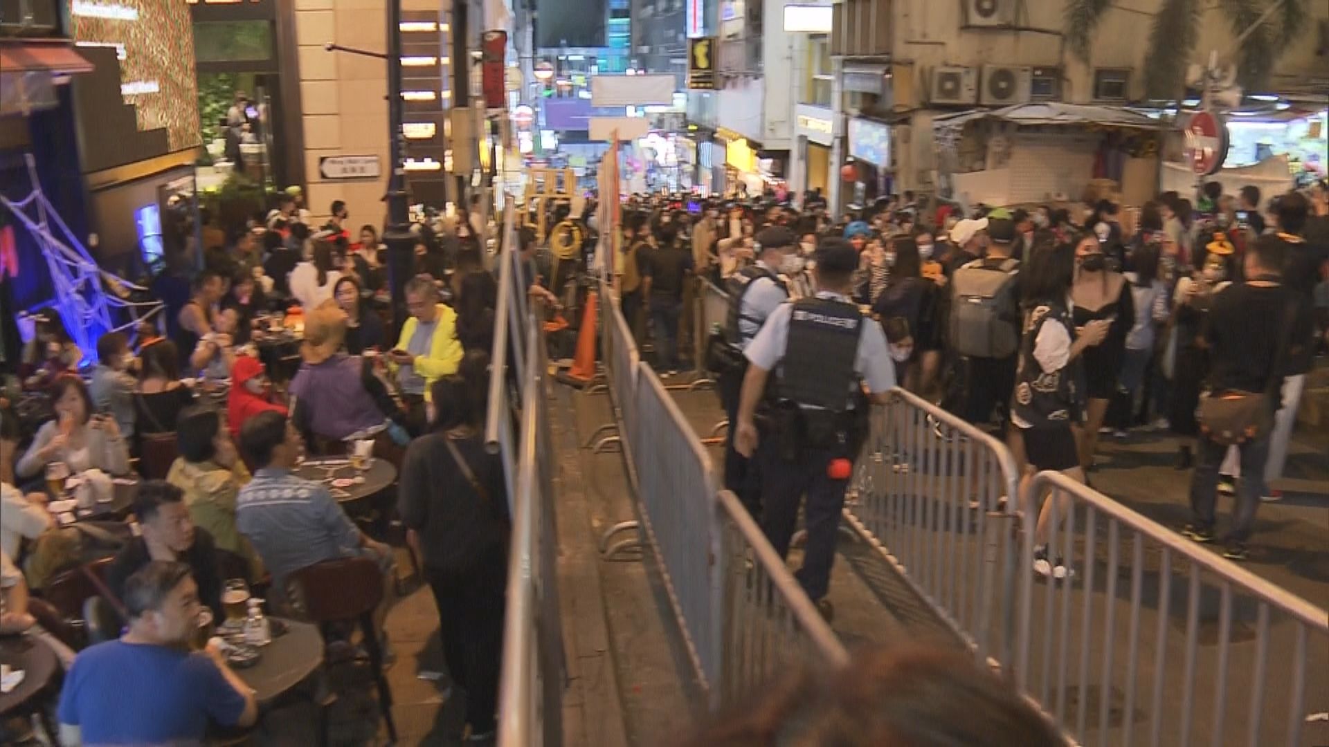 蘭桂坊萬聖節前夕人頭湧湧　市民指疫情緩和外出更踴躍