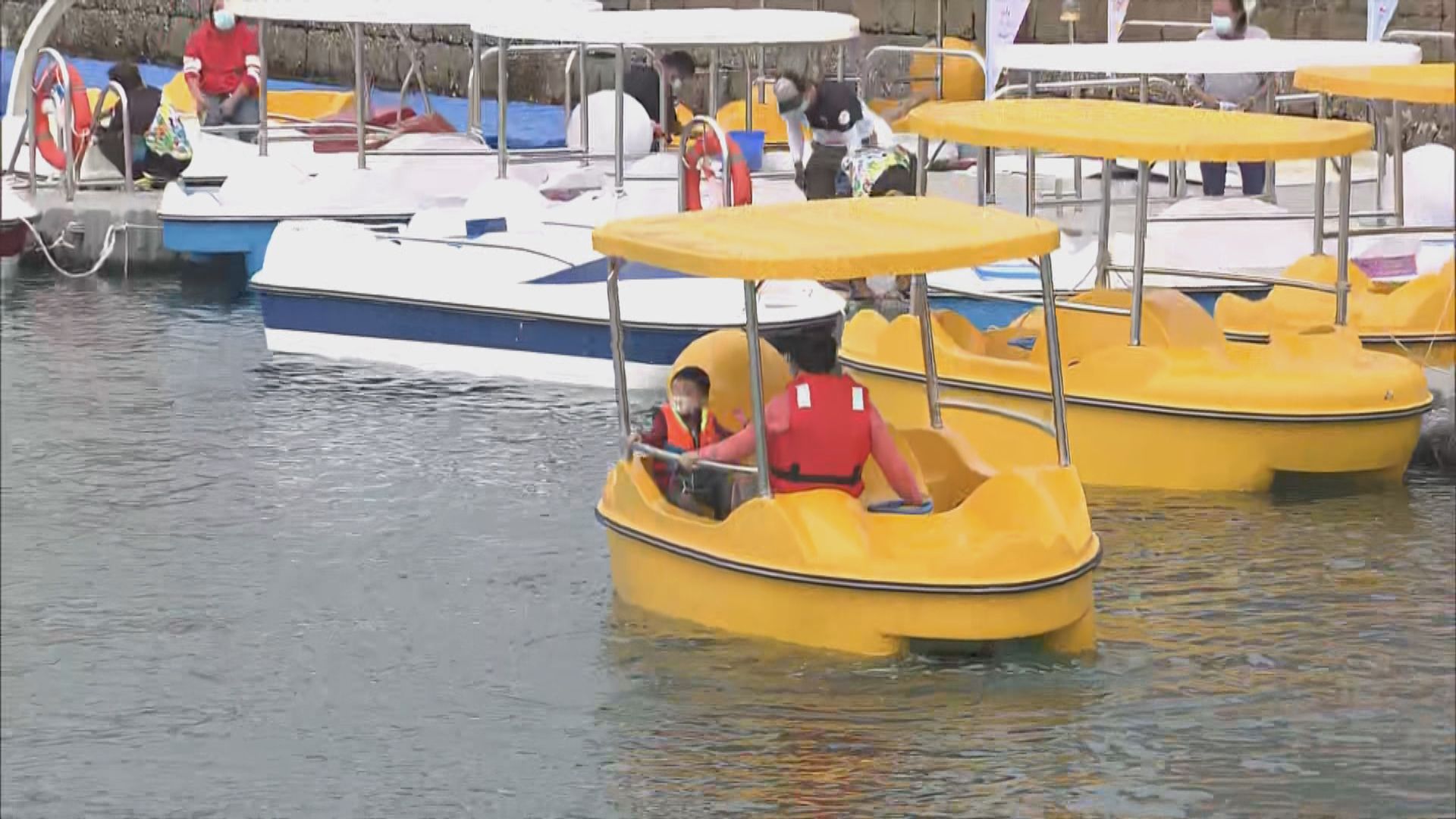 灣仔海濱長廊水上運動區域今開放　市民指維港「踩艇仔」感覺新鮮