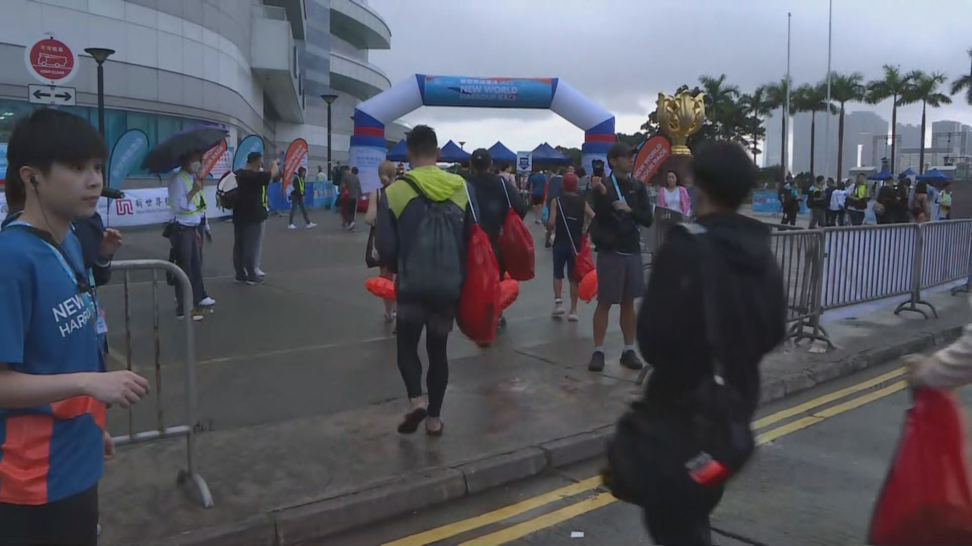 維港泳今日舉行 大批參賽者清晨抵達灣仔登記