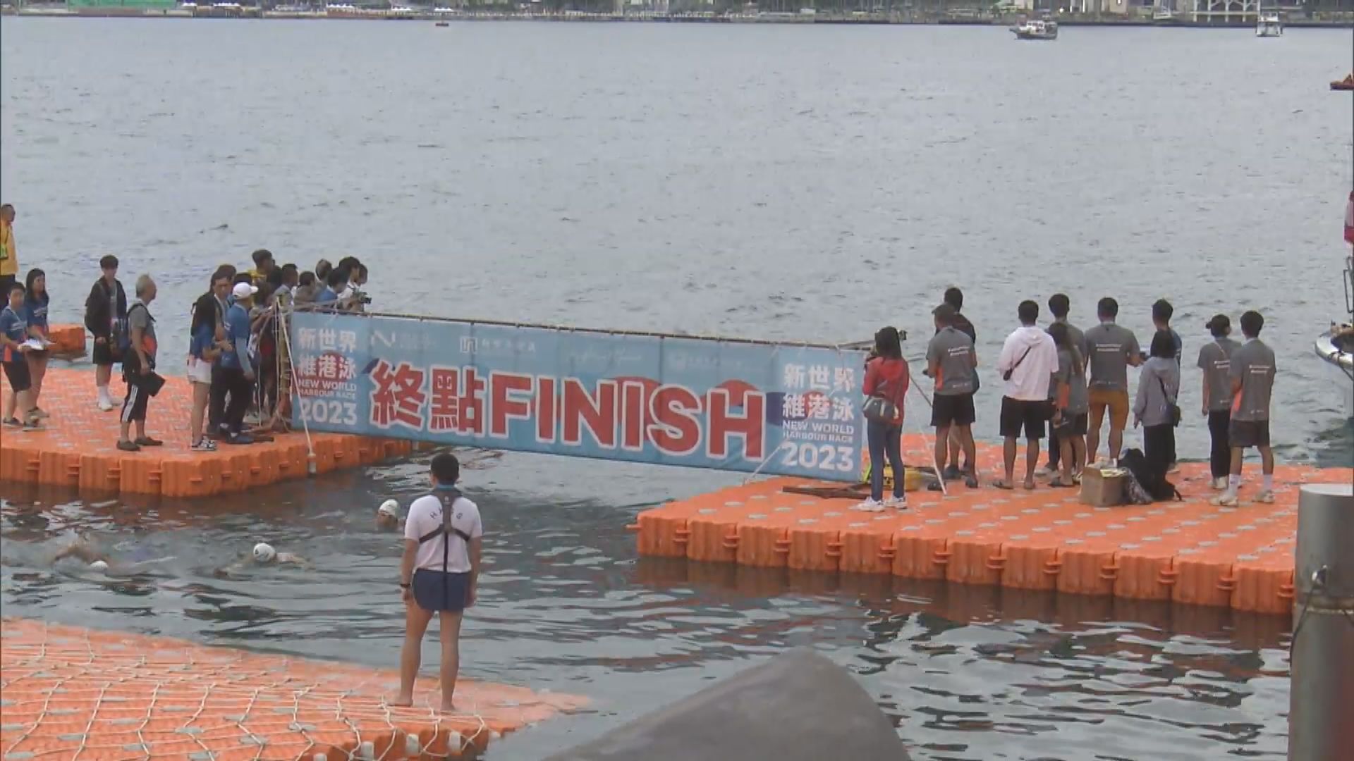 維港渡海泳吸引4000人參加 有人不適要扶上醫療船