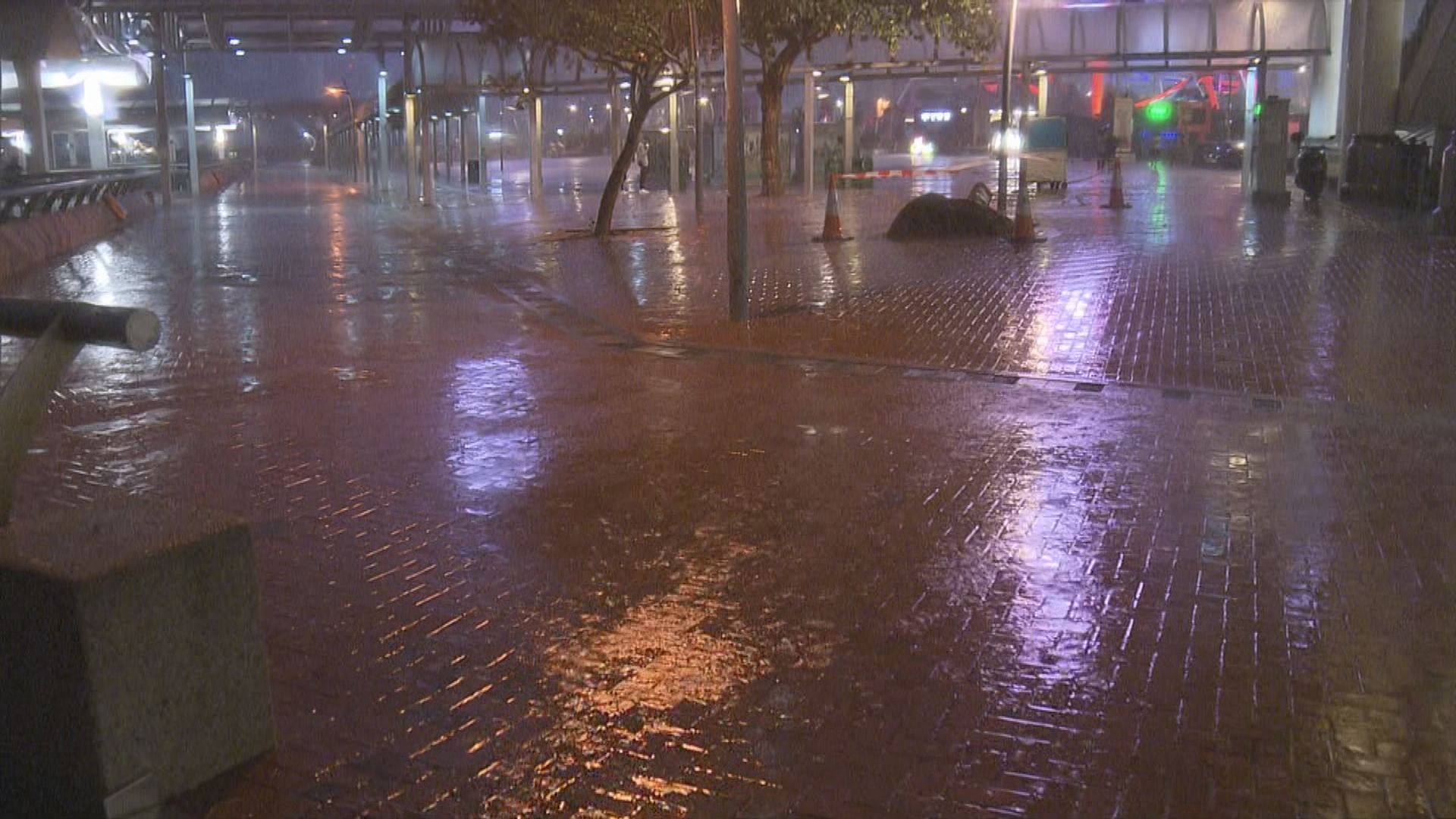 天文台發黑雨警告信號 沙頭角及港島東等多區錄水浸