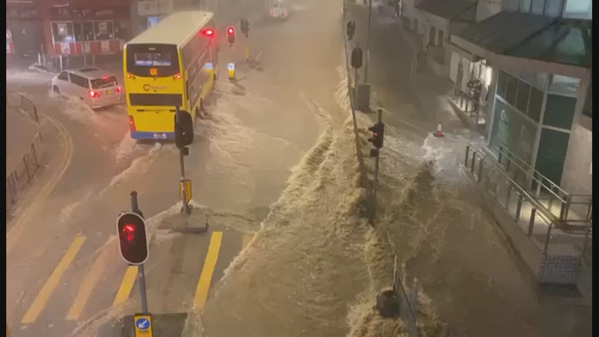 天文台發黑雨多區水浸 新界北港島東重災