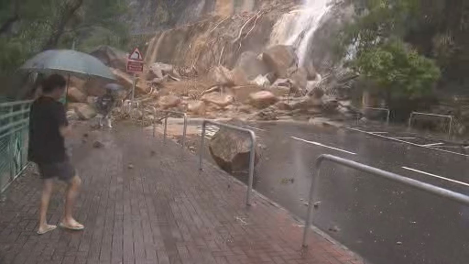 黑雨下全港多區嚴重水浸及山泥傾瀉 淺水灣道有路陷、車輛墮坑