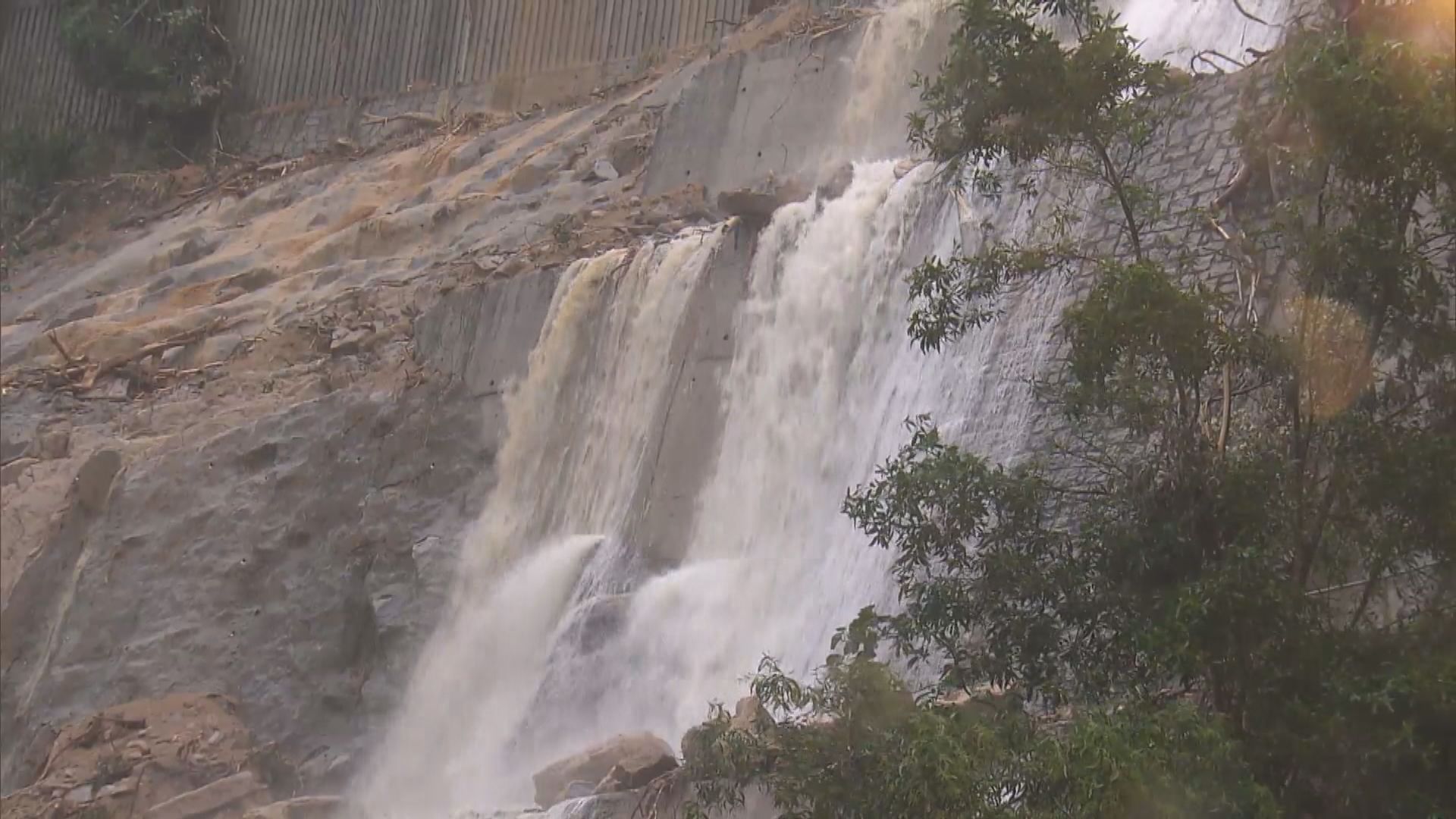 黑雨下全港多區嚴重水浸及山泥傾瀉 淺水灣道有路陷、車輛墮坑