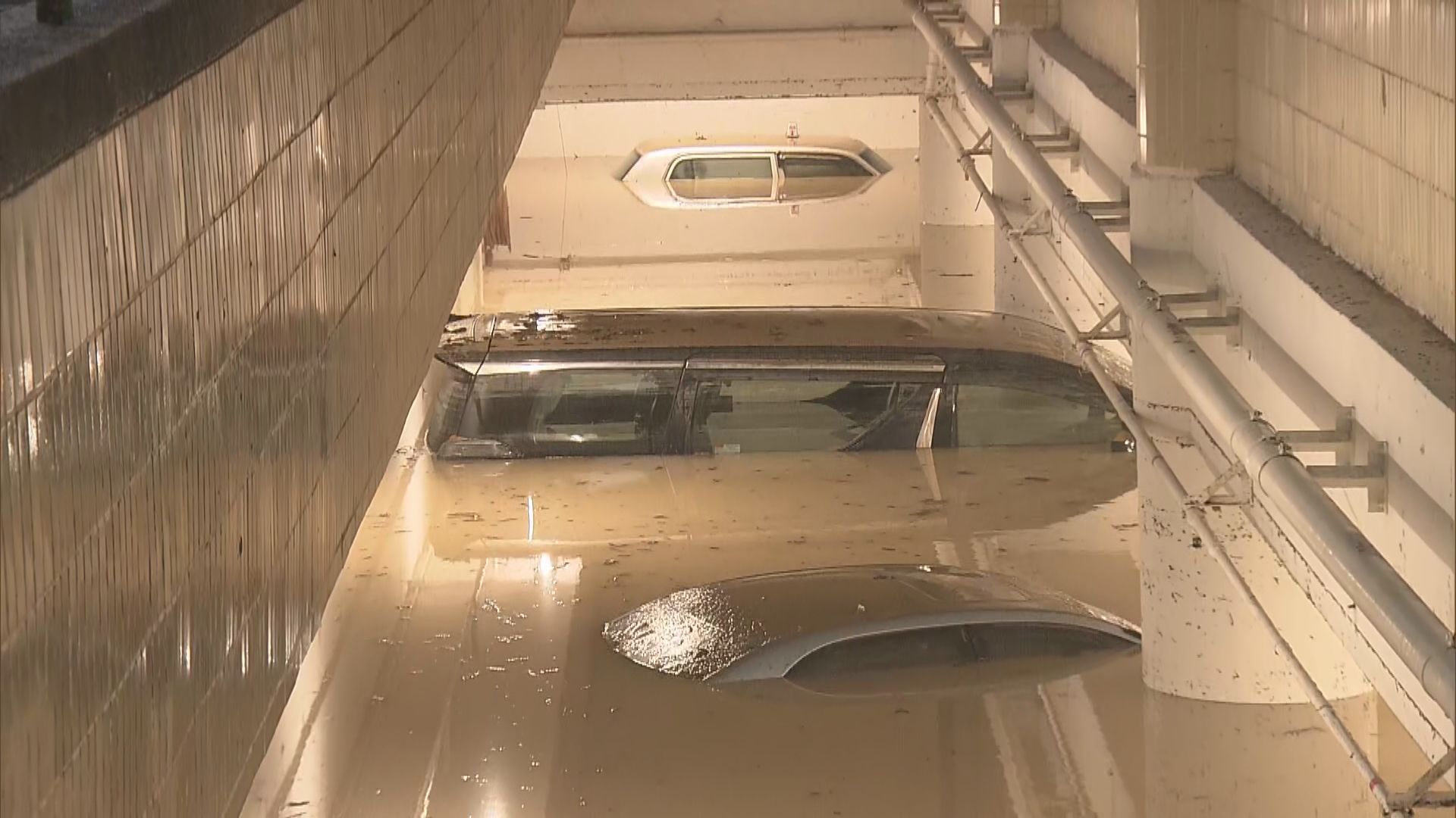 黑雨下全港多區嚴重水浸及山泥傾瀉 「極端情況」警示午夜結束