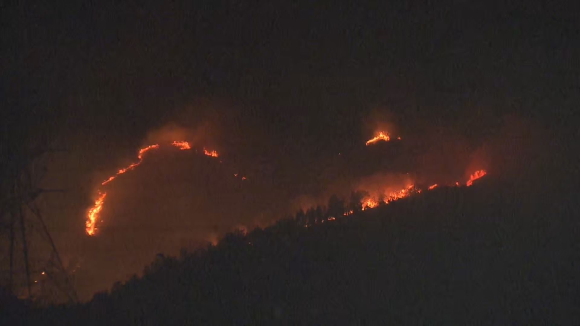荃灣山火仍未救熄　已焚燒九小時