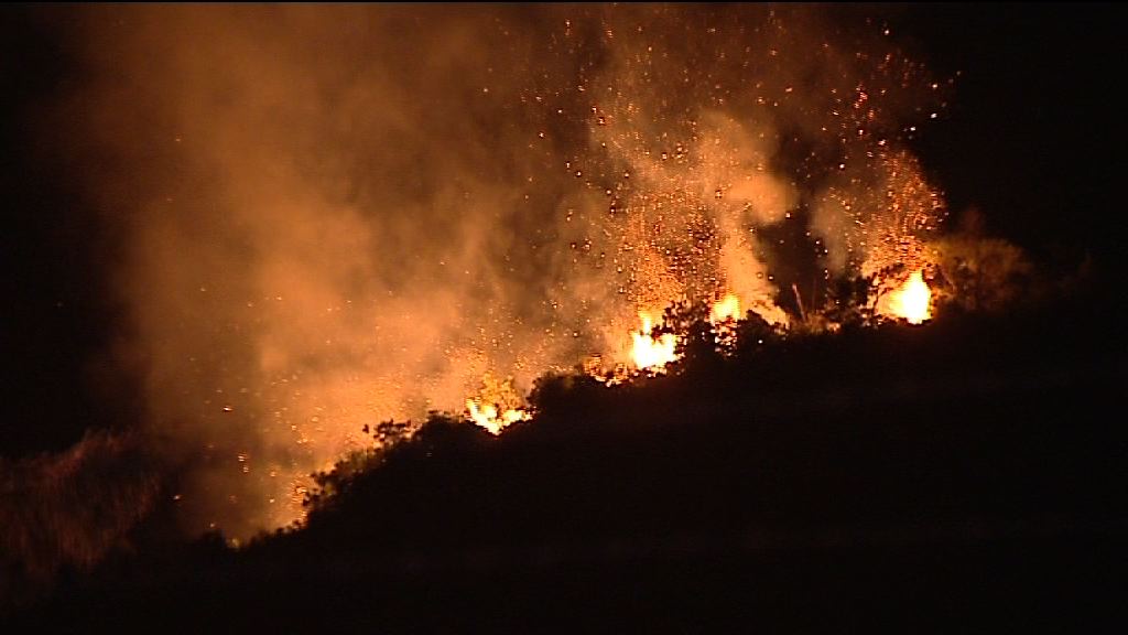 小瀝源山火燒逾30多小時未熄