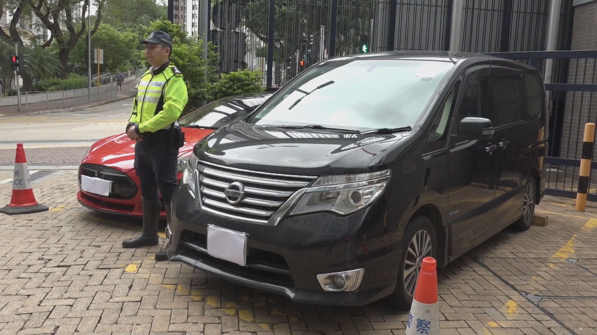 警方拘捕兩名白牌車司機