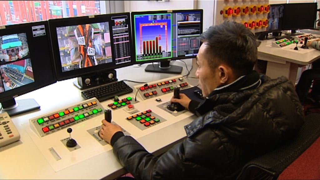 香港國際貨櫃碼頭改用遙距操作起卸貨櫃