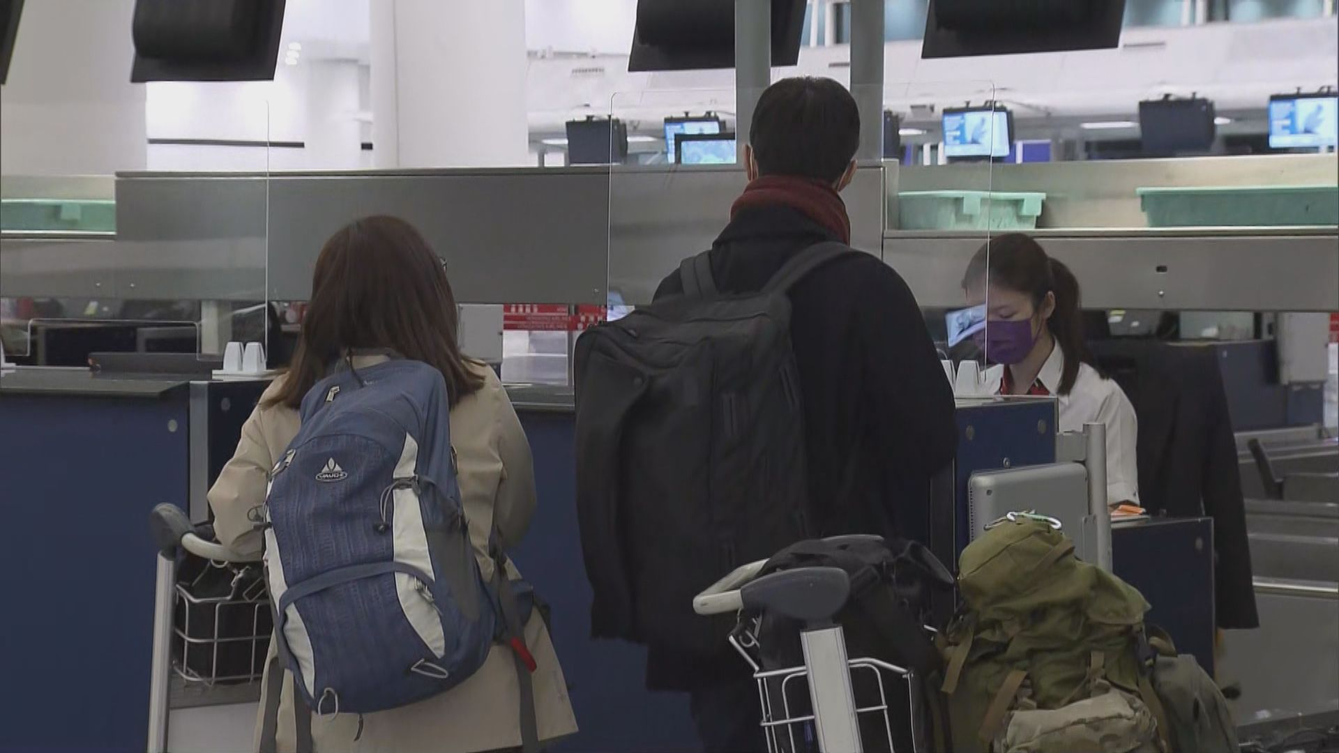 兩班前往英國航班按原訂時間起飛　有港人如期出發