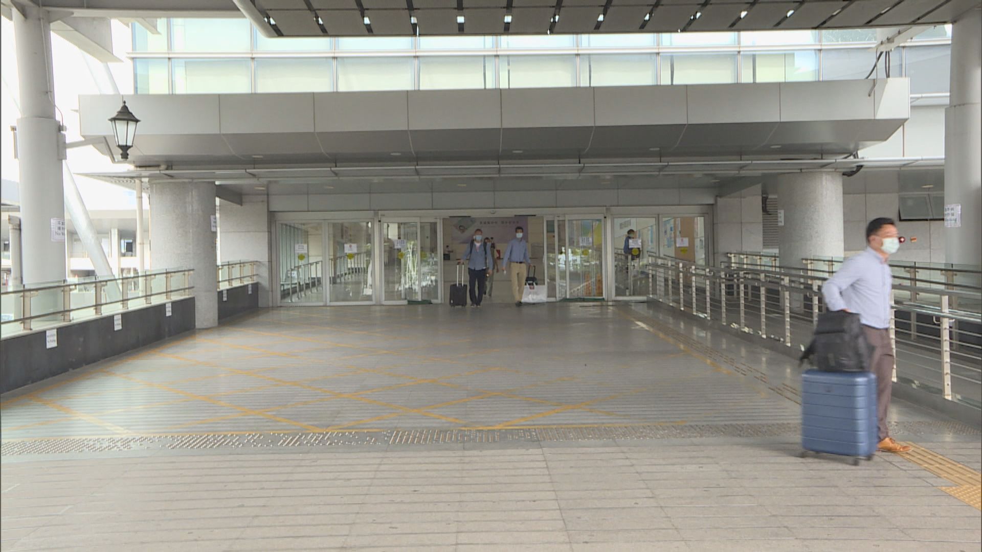 「回港易」首日　深圳灣口岸及港珠澳大橋續有市民返港