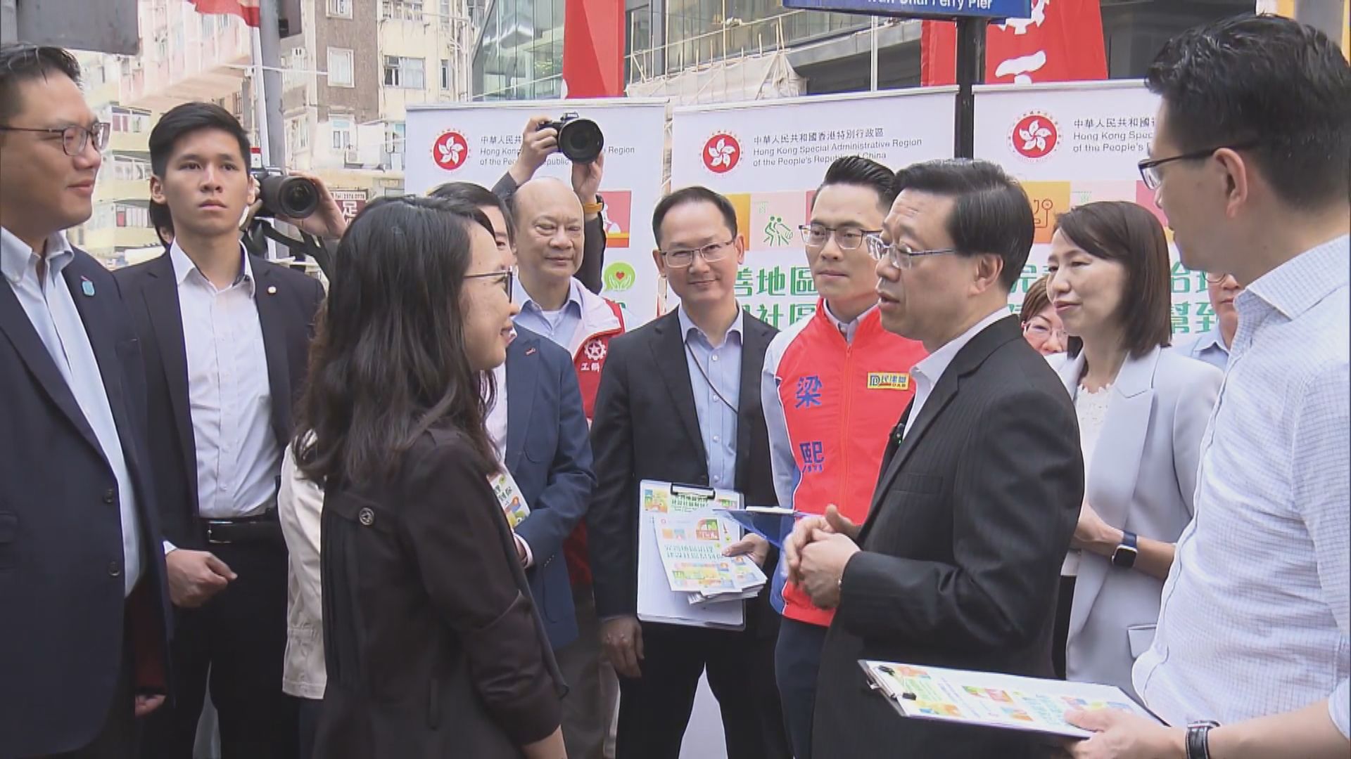 李家超到街站支持完善地區治理方案　指方案有助聽取市民聲音