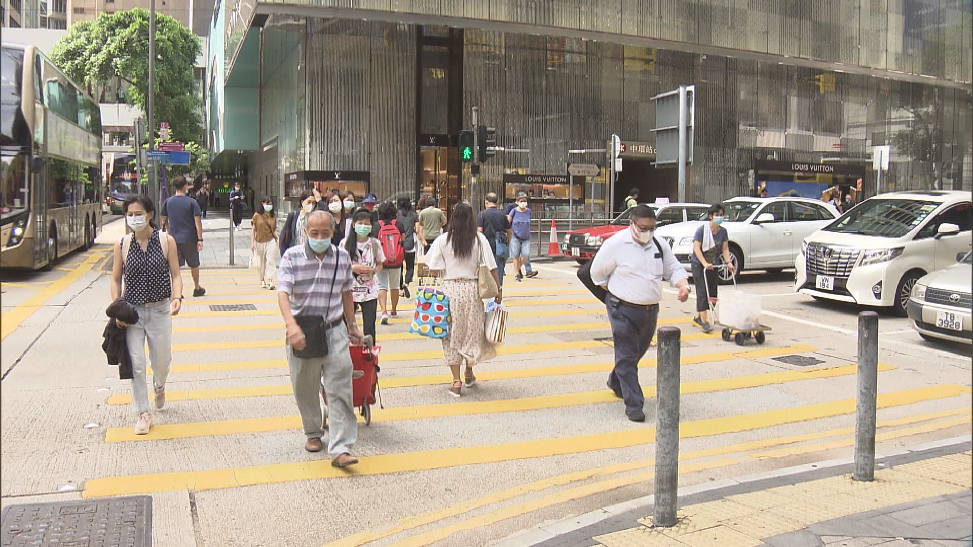 政府據報檢討防寬防疫　涉取消戶外口罩令