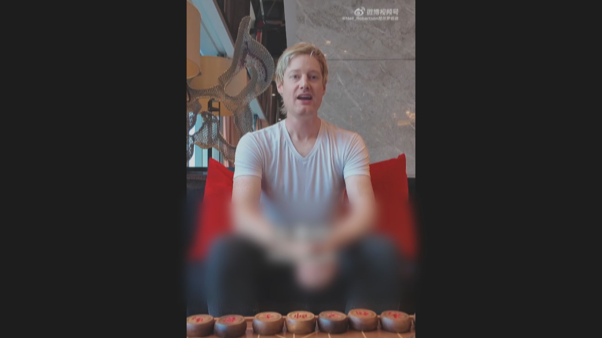 桌球名將羅拔臣與家人取得香港身份證