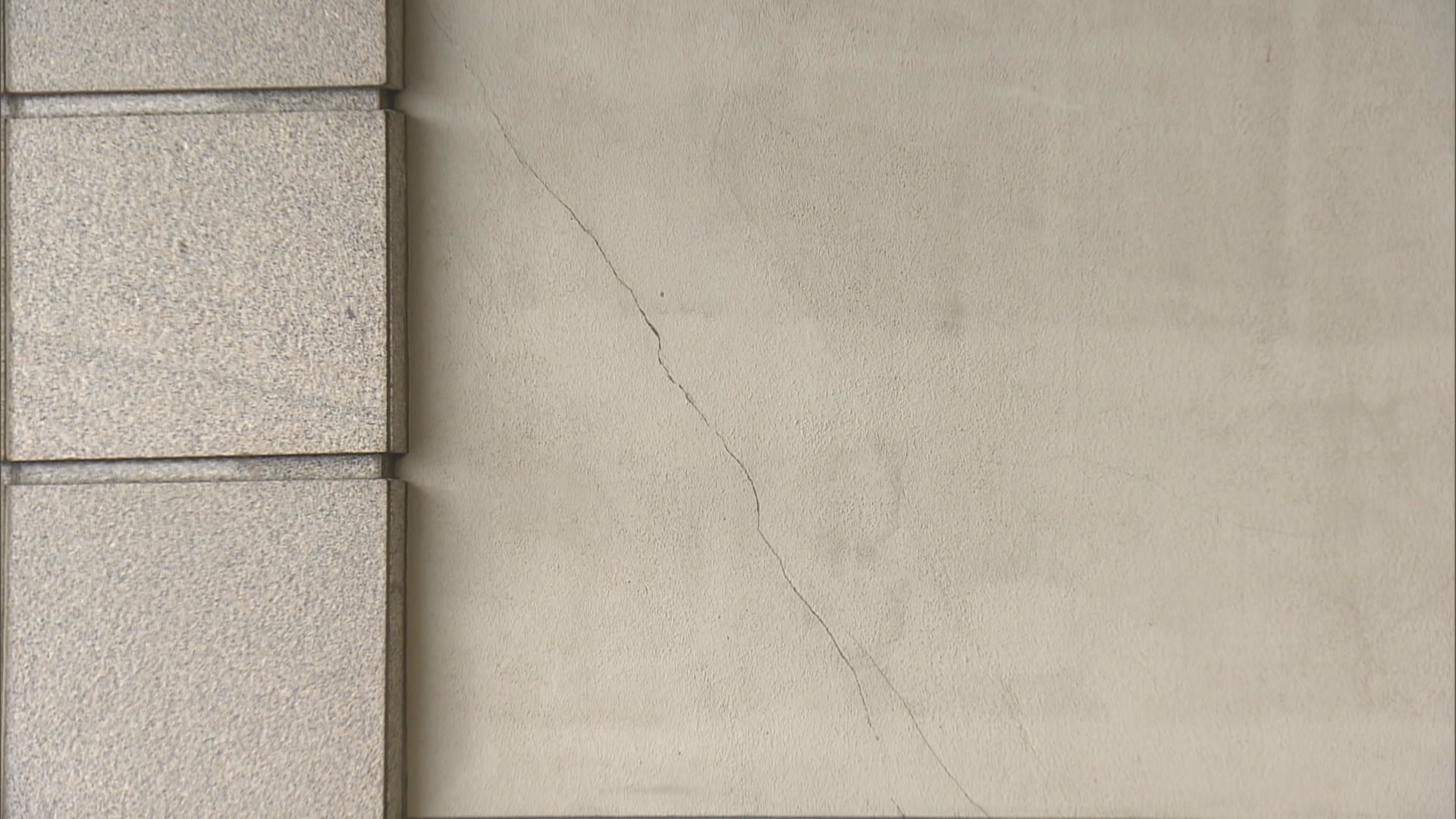 會展新翼地下牆壁現裂紋　港鐵指構築物安全